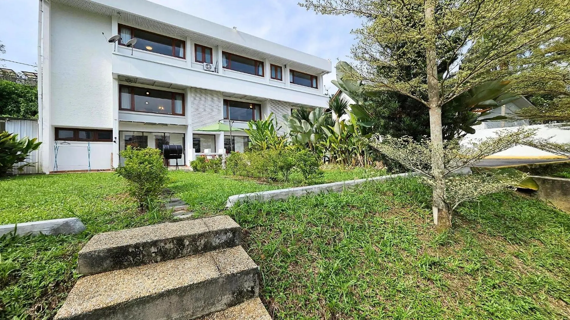 Bangsar Three Storey Luxury Landed House 19Pax Kuala Lumpur Villa